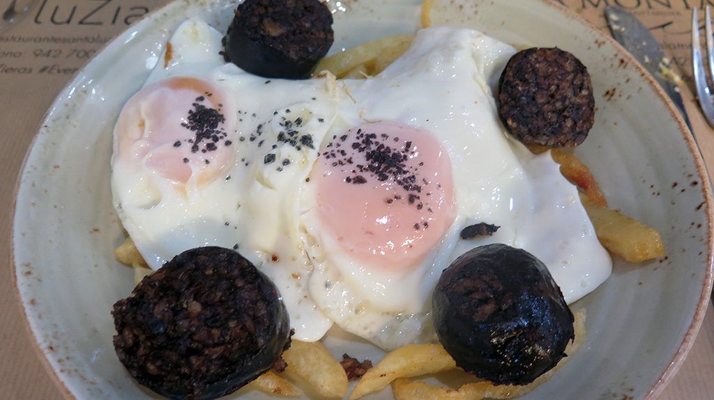 Huevos fritos con patatas y morcilla Bodega la Montaña Santander